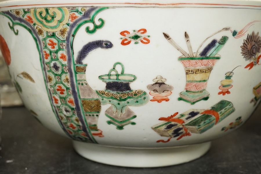 A large Chinese famille verte bowl, Kangxi period (1662-1722)